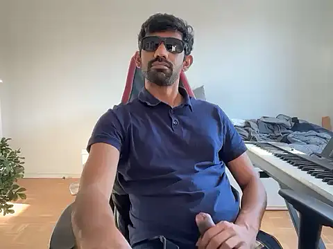 Snapshot of dominanthubby chatting on April 2026 04:37:01 PM dominanthubby online show from April 2026 04:37:01 PM