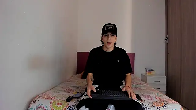 Snapshot of HeellBoy_ chatting on February 2026 12:39:02 PM HeellBoy online show from February 2026 12:39:02 PM