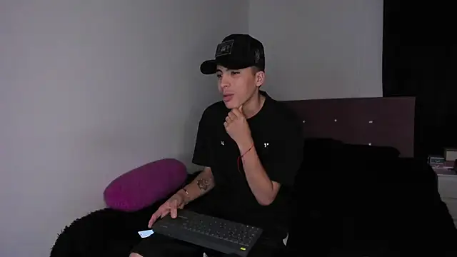 Snapshot of HeellBoy_ chatting on April 2026 05:08:02 AM HeellBoy online show from April 2026 05:08:02 AM