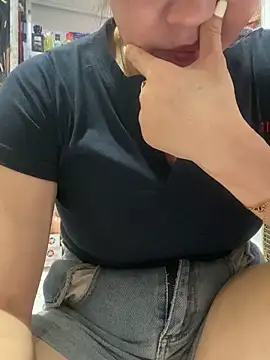 Snapshot of Cesywet chatting on September 2025 05:42:01 AM Cesywet online show from September 2025 05:42:01 AM