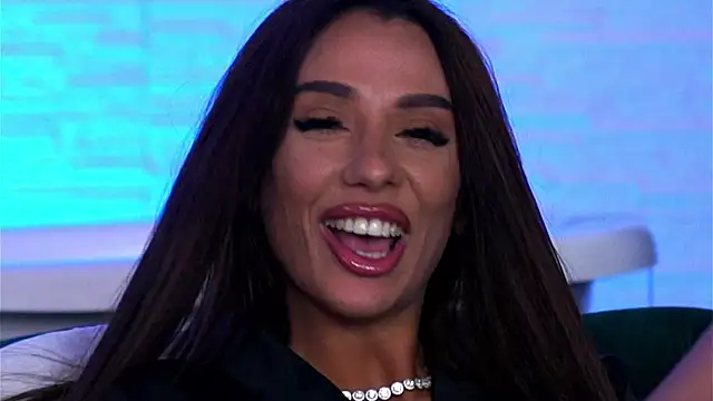 Snapshot of HaylieMilf chatting on July 2026 04:19:01 AM HaylieMilf online show from July 2026 04:19:01 AM