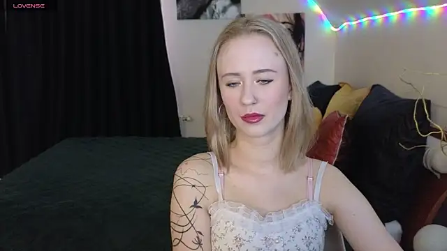 Snapshot of SashaBrooks chatting on October 2025 01:42:02 PM SashaBrooks online show from October 2025 01:42:02 PM