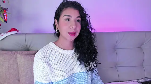 Snapshot of candyy_bella chatting on December 2024 05:43:01 PM candyy bella online show from December 2024 05:43:01 PM