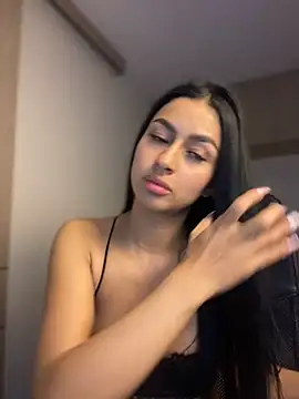 Snapshot of maddy_bronw_ chatting on December 2024 01:18:02 AM maddy bronw online show from December 2024 01:18:02 AM