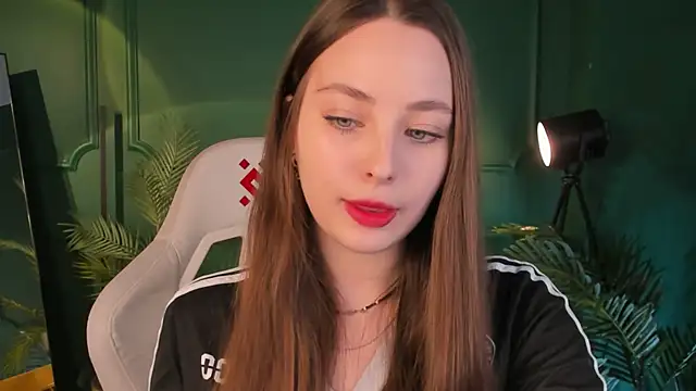 Snapshot of MoonLissa chatting on December 2024 01:43:02 PM MoonLissa online show from December 2024 01:43:02 PM