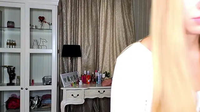 Snapshot of AnneFoxy chatting on October 2025 07:28:02 AM AnneFoxy online show from October 2025 07:28:02 AM