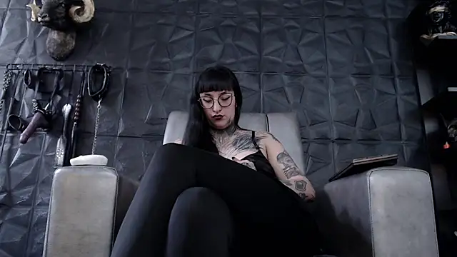 Agata Darkness online show from November 2025 08:00:01 PM