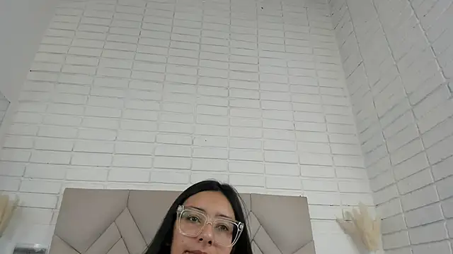 Isis Osman online show from September 2025 01:43:02 PM