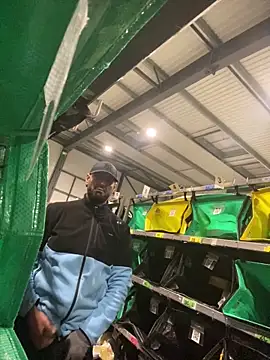 Snapshot of benben190 chatting on March 2025 11:27:02 PM benben190 online show from March 2025 11:27:02 PM