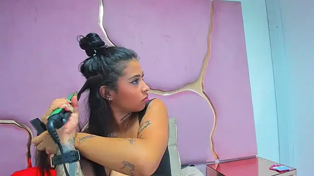 Snapshot of MelissaAndZeuss chatting on January 2025 05:23:02 AM MelissaAndZeuss online show from January 2025 05:23:02 AM