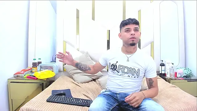 Snapshot of MelissaAndZeuss chatting on October 2025 06:12:01 AM MelissaAndZeuss online show from October 2025 06:12:01 AM