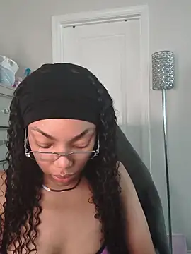 Snapshot of butterflybootyy chatting on May 2026 12:44:01 PM butterflybootyy online show from May 2026 12:44:01 PM