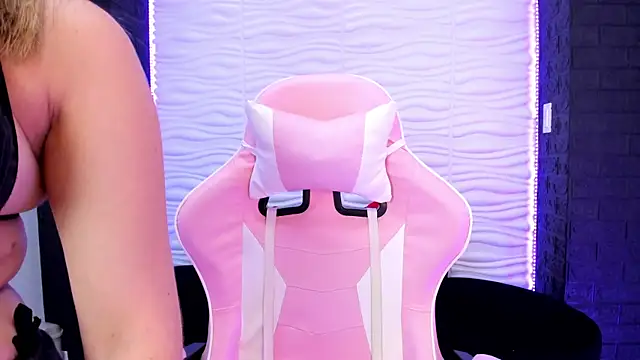 Snapshot of Bella_reaset18 chatting on December 2024 07:32:01 PM Bella reaset18 online show from December 2024 07:32:01 PM