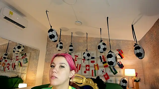 Snapshot of MelaniieRoux chatting on July 2026 02:57:01 PM MelaniieRoux online show from July 2026 02:57:01 PM