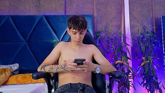 Lion Foster01 online show from December 2025 09:54:01 PM