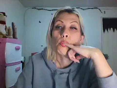 Snapshot of alixia81 chatting on December 2024 02:28:01 AM alixia81 online show from December 2024 02:28:01 AM