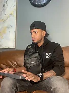 Snapshot of AaronCruz_ chatting on December 2024 07:53:02 PM AaronCruz online show from December 2024 07:53:02 PM