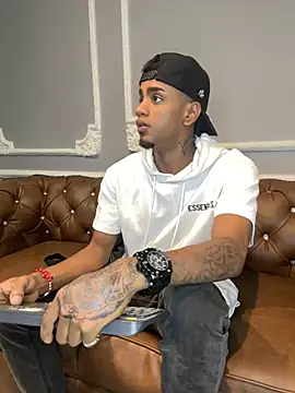 Snapshot of AaronCruz_ chatting on February 2025 12:42:01 PM AaronCruz online show from February 2025 12:42:01 PM