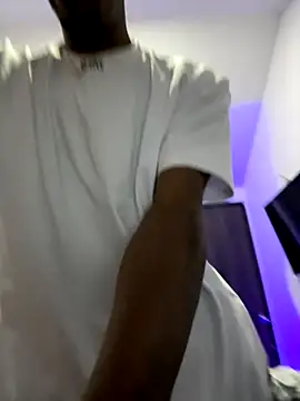 Snapshot of AaronCruz_ chatting on October 2025 09:10:02 AM AaronCruz online show from October 2025 09:10:02 AM