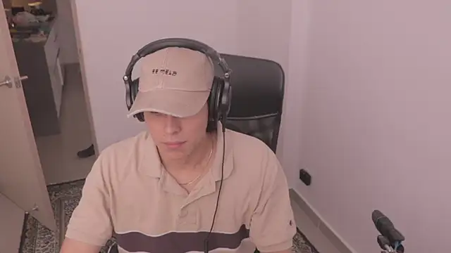 Snapshot of Tony_Hoffa chatting on October 2025 08:43:01 PM Tony Hoffa online show from October 2025 08:43:01 PM