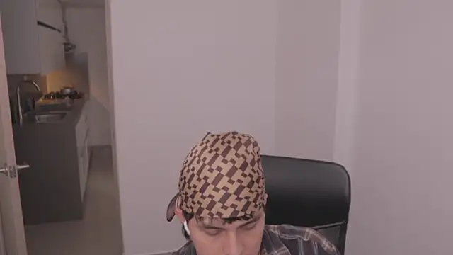 Snapshot of Tony_Hoffa chatting on November 2025 08:10:01 PM Tony Hoffa online show from November 2025 08:10:01 PM