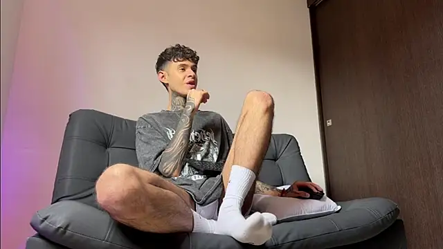 Snapshot of Saturno_v chatting on March 2025 10:29:02 AM Saturno v online show from March 2025 10:29:02 AM