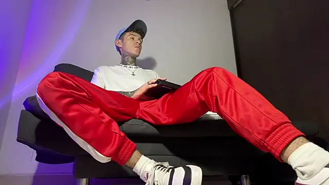 Snapshot of Saturno_v chatting on March 2025 12:10:02 AM Saturno v online show from March 2025 12:10:02 AM