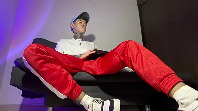 Snapshot of Saturno_v chatting on March 2025 10:16:02 AM Saturno v online show from March 2025 10:16:02 AM