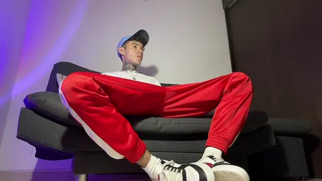 Snapshot of Saturno_v chatting on March 2025 05:05:02 AM Saturno v online show from March 2025 05:05:02 AM