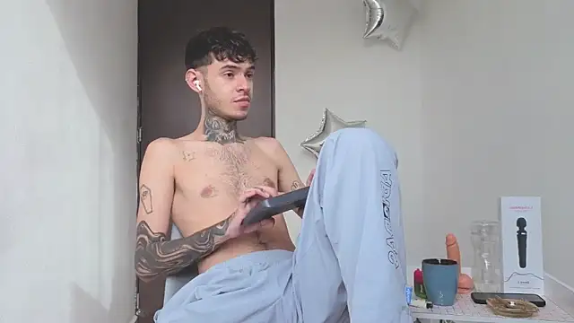 Snapshot of Saturno_v chatting on September 2025 10:17:01 AM Saturno v online show from September 2025 10:17:01 AM