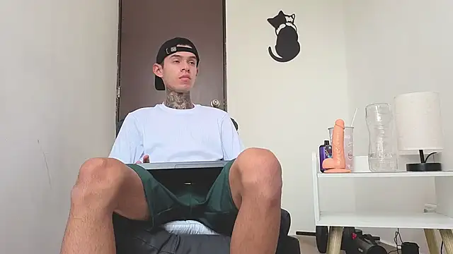 Snapshot of Saturno_v chatting on November 2025 06:23:02 AM Saturno v online show from November 2025 06:23:02 AM