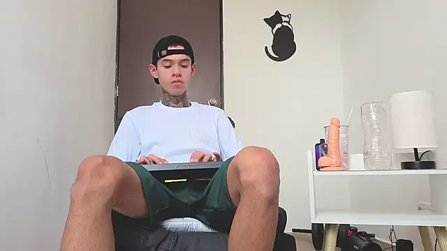 Snapshot of Saturno_v chatting on November 2025 10:36:01 AM Saturno v online show from November 2025 10:36:01 AM