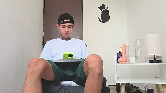 Snapshot of Saturno_v chatting on November 2025 10:41:02 AM Saturno v online show from November 2025 10:41:02 AM