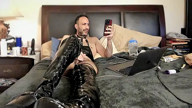 Snapshot of kinkyguy32323 chatting on March 2026 01:44:02 PM kinkyguy32323 online show from March 2026 01:44:02 PM