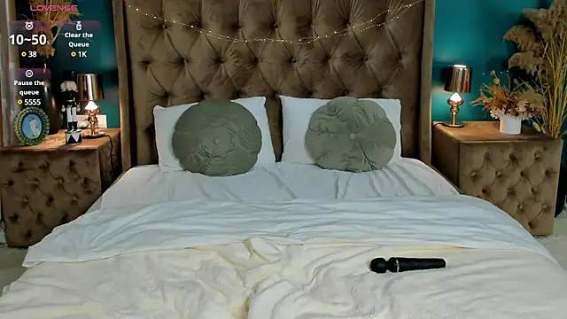 CalyMoon online show from February 2025 04:47:01 PM