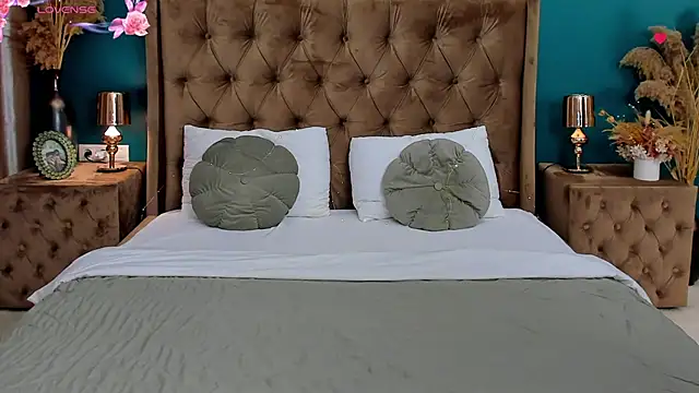 CalyMoon online show from April 2026 12:17:02 PM