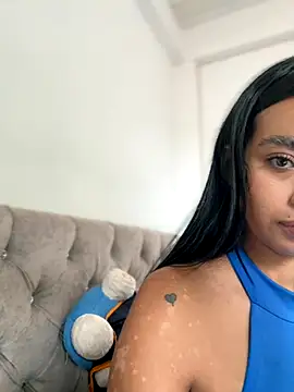 Laura fernandezII online show from October 2025 06:51:01 PM