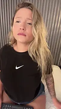 Snapshot of MiaPetit_ chatting on March 2026 08:20:01 PM MiaPetit online show from March 2026 08:20:01 PM