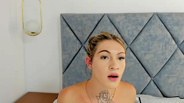 Snapshot of Lizz_Luna chatting on December 2024 09:35:01 PM Lizz Luna online show from December 2024 09:35:01 PM