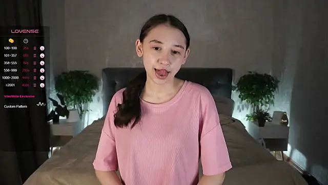 Snapshot of AislyEmbury chatting on February 2025 01:25:02 AM AislyEmbury online show from February 2025 01:25:02 AM