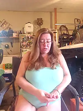 Snapshot of MsShelby40 chatting on April 2026 10:43:01 PM MsShelby40 online show from April 2026 10:43:01 PM