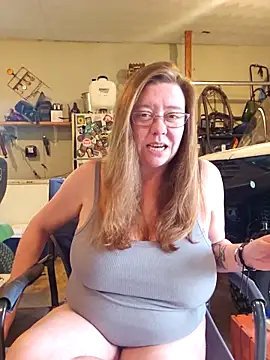 Snapshot of MsShelby40 chatting on April 2026 10:02:02 PM MsShelby40 online show from April 2026 10:02:02 PM