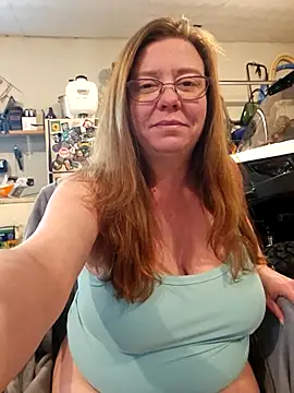 Snapshot of MsShelby40 chatting on April 2026 05:56:01 PM MsShelby40 online show from April 2026 05:56:01 PM