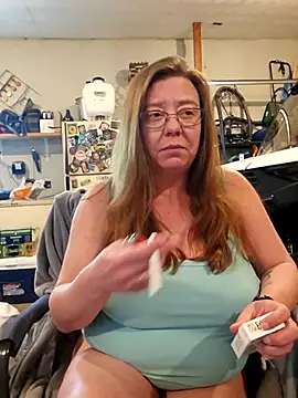 Snapshot of MsShelby40 chatting on April 2026 06:10:01 PM MsShelby40 online show from April 2026 06:10:01 PM