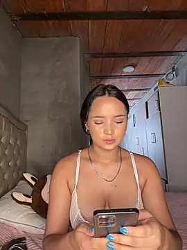 Snapshot of MollySanders___ chatting on February 2026 06:25:01 PM MollySanders online show from February 2026 06:25:01 PM