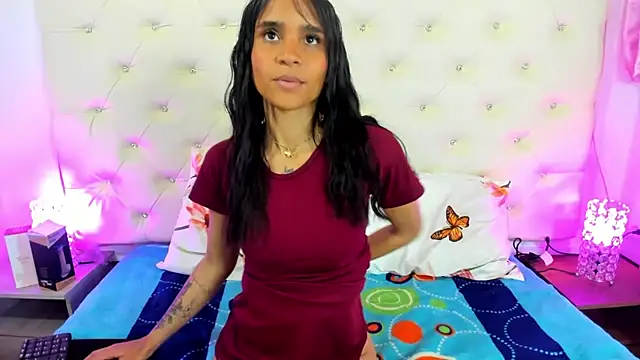 Snapshot of sophie_pariss chatting on February 2025 03:11:01 AM sophie pariss online show from February 2025 03:11:01 AM