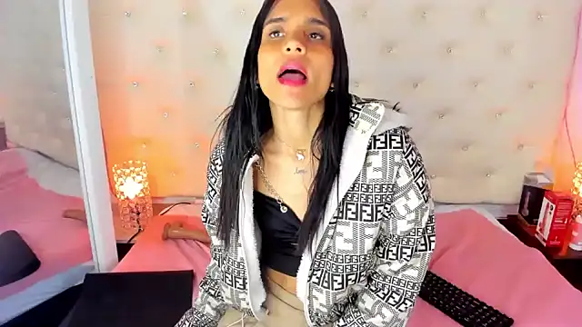 Snapshot of sophie_pariss chatting on February 2025 08:05:01 AM sophie pariss online show from February 2025 08:05:01 AM