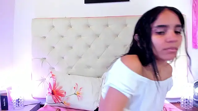 Snapshot of sophie_pariss chatting on February 2025 06:19:01 AM sophie pariss online show from February 2025 06:19:01 AM