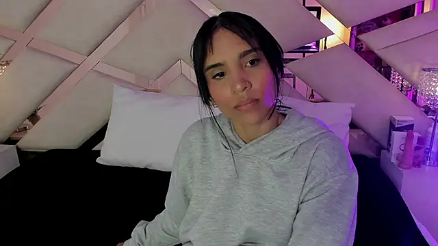 Snapshot of sophie_pariss chatting on October 2025 03:47:02 AM sophie pariss online show from October 2025 03:47:02 AM