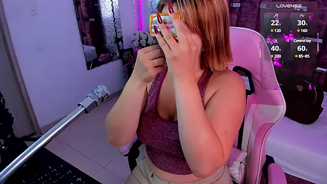Snapshot of AlessiaDouce chatting on February 2025 08:29:02 PM AlessiaDouce online show from February 2025 08:29:02 PM